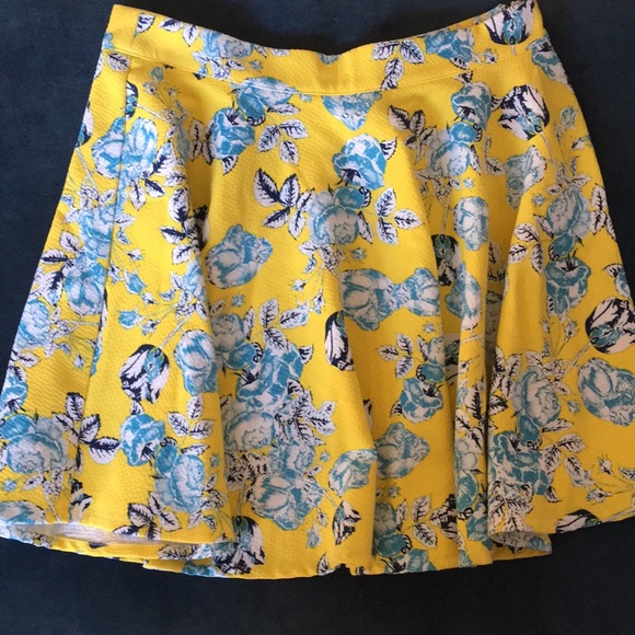 MinkPink skirt size M - Picture 3 of 5